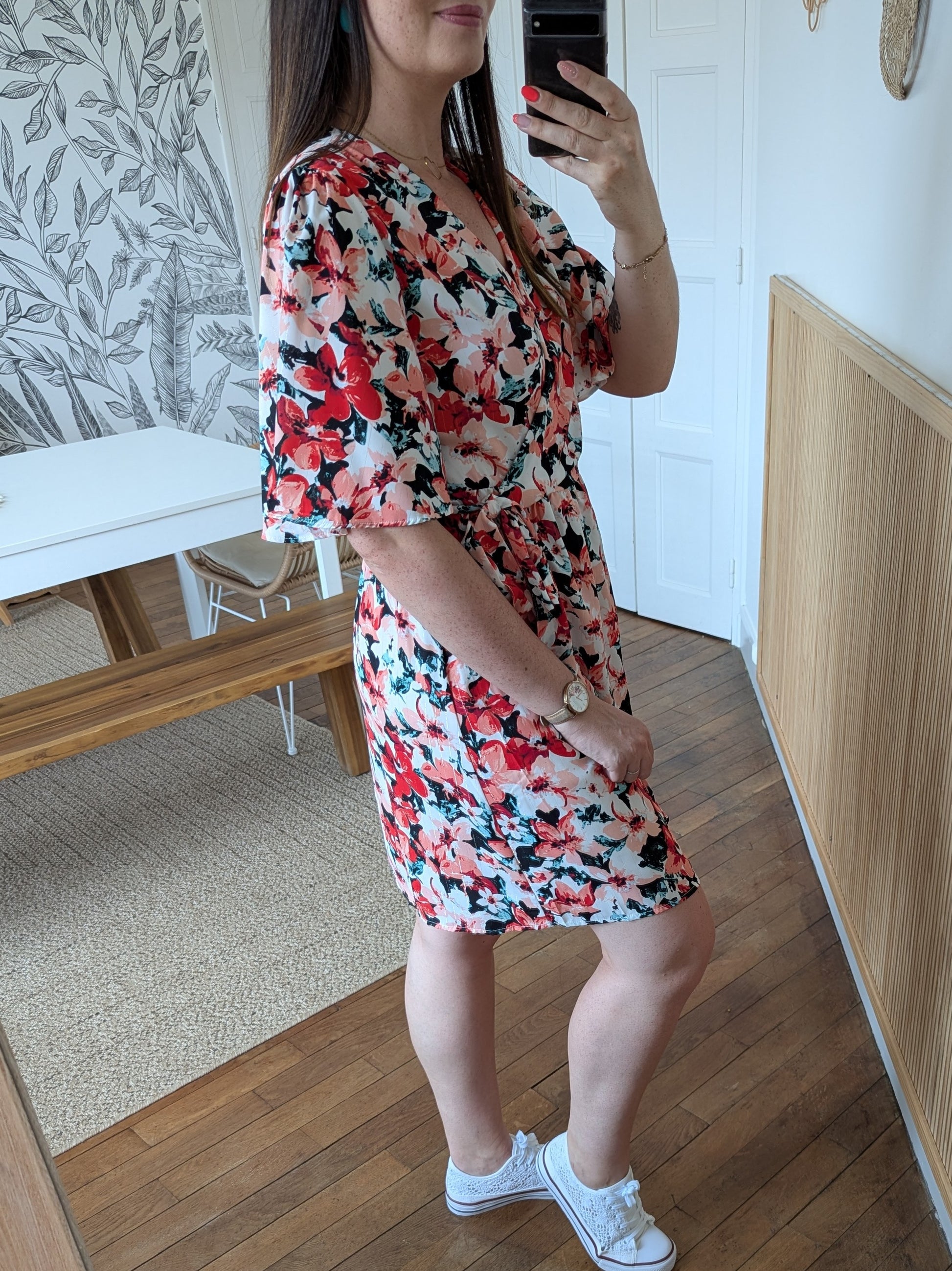 Robe courte fleurie cache-coeur et coupe portefeuille rose