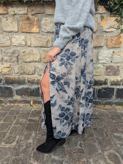 Jupe longue feuilles gris et beige avec fente sur le coté