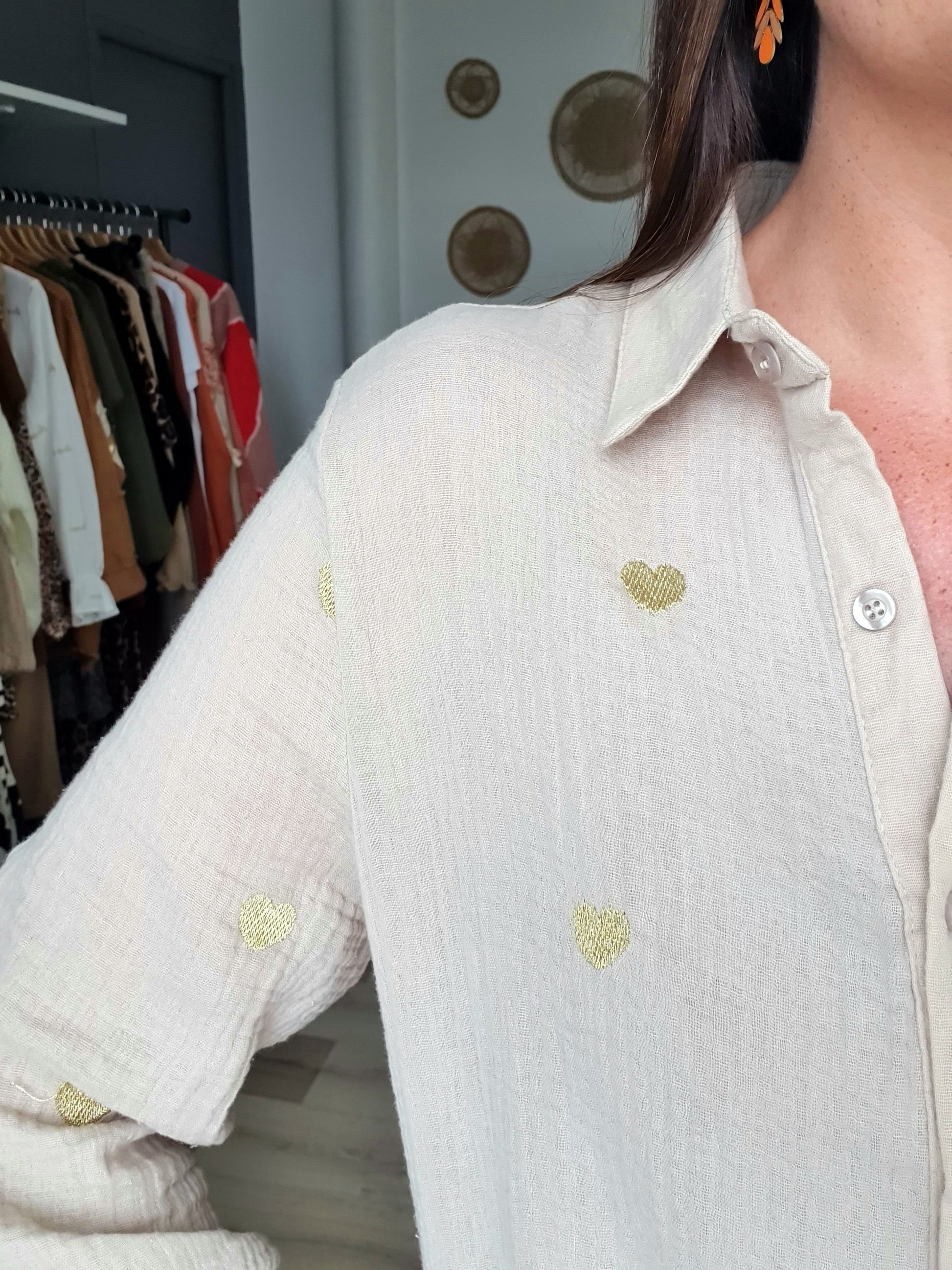 Chemise gaze de coton beige avec coeurs dorés femme