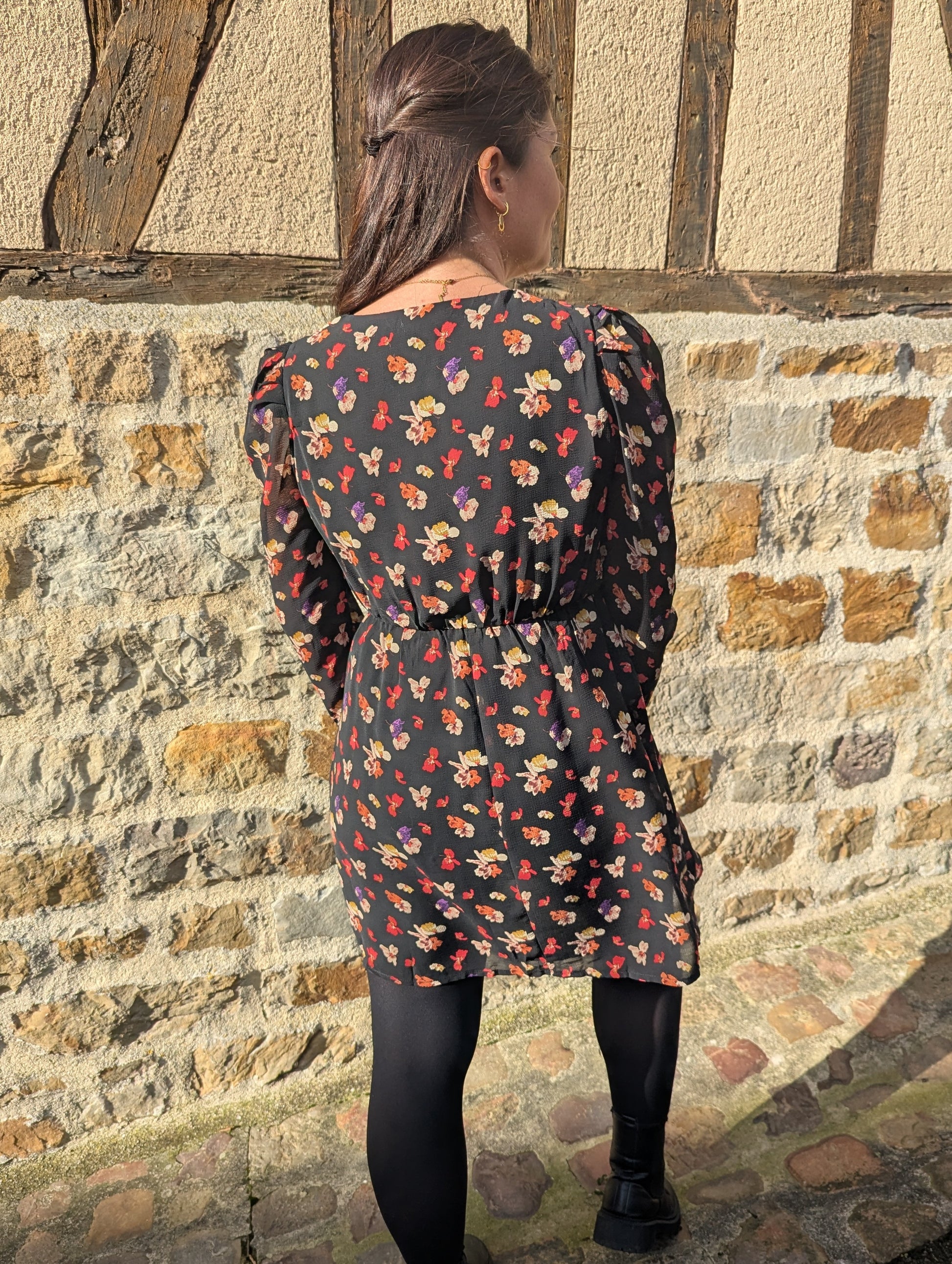 Robe fleurie noir rouge beige effet cache-coeur femme