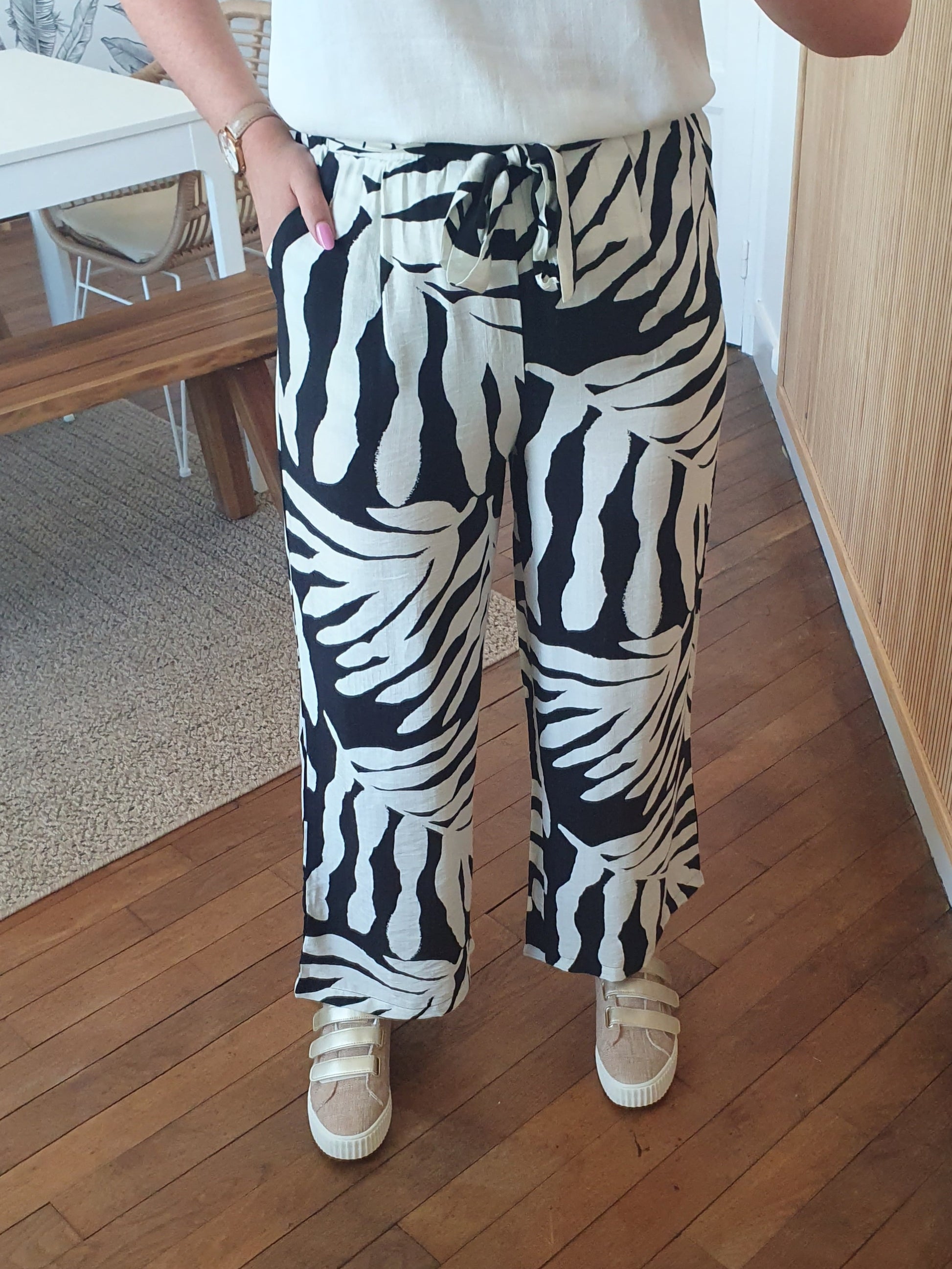 Pantalon fluide feuilles écru noir taille haute noeud devant