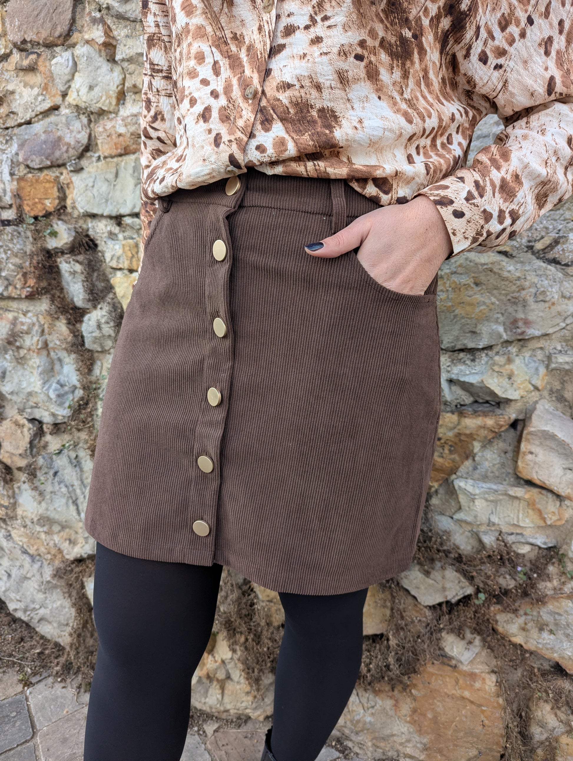 Jupe marron chocolat en velours côtelé avec boutons devant