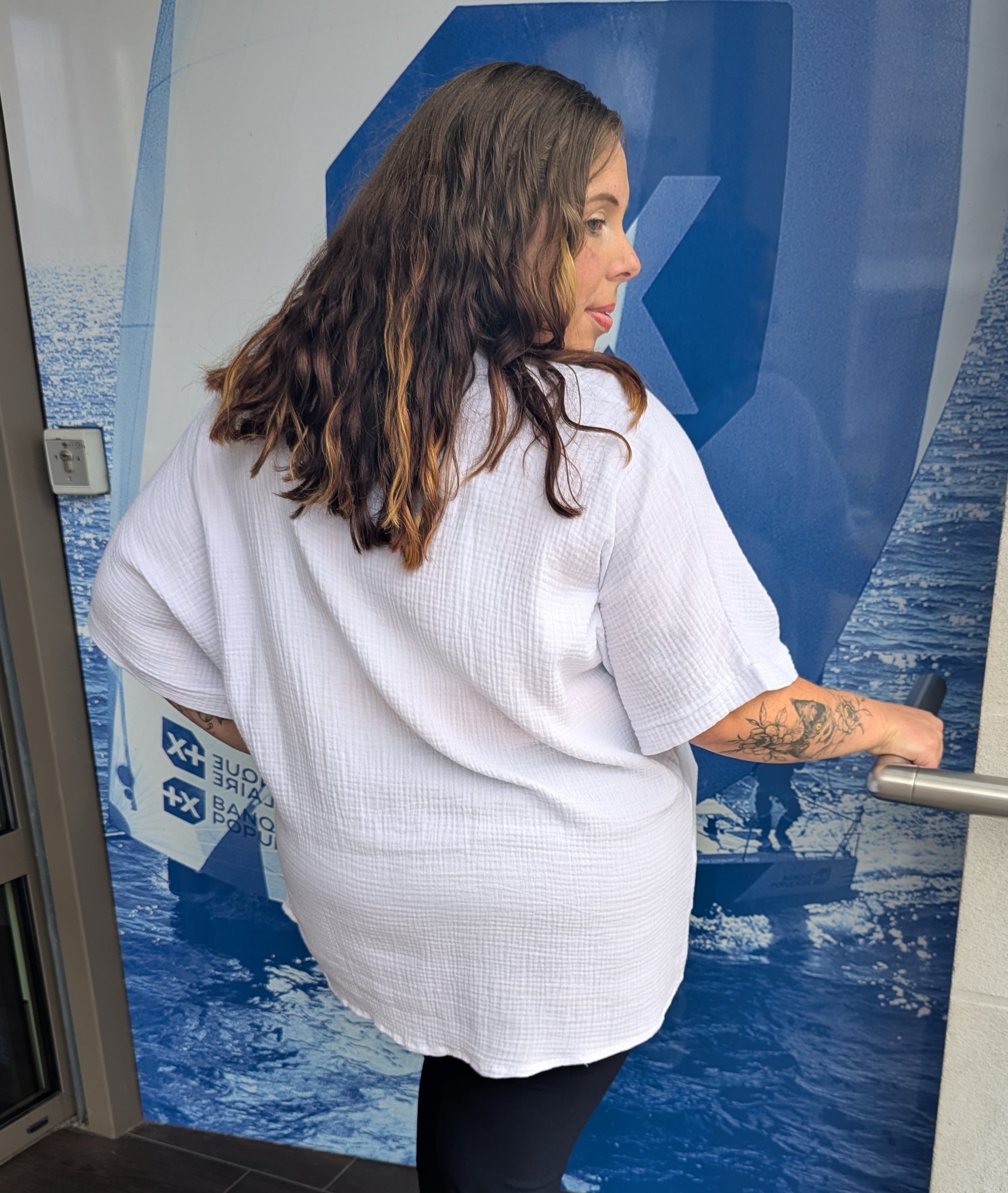 Chemisier gaze de coton blanc avec palmier bleu marine curvy