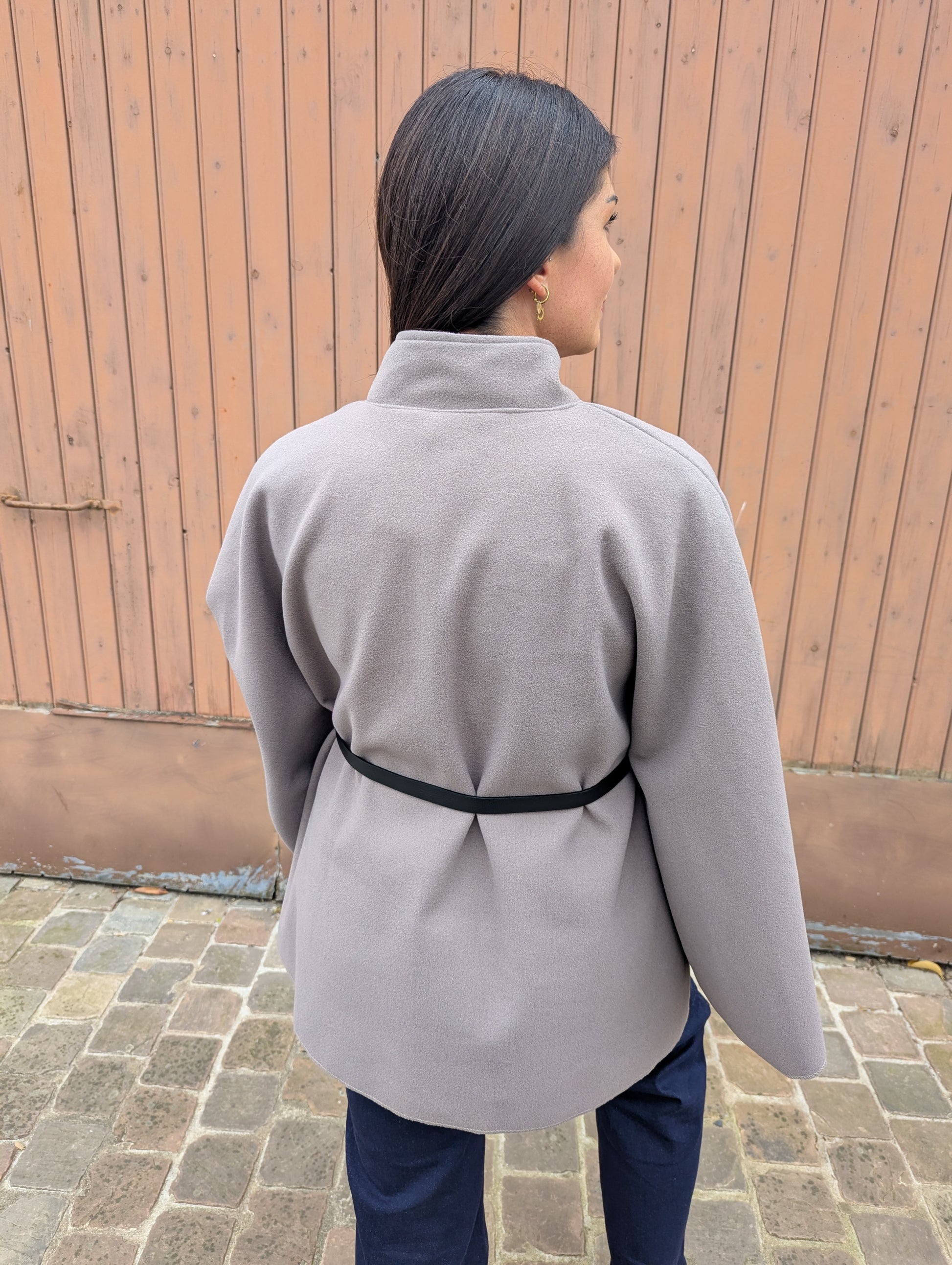 Cape poncho taupe avec ceinture fine mode femme