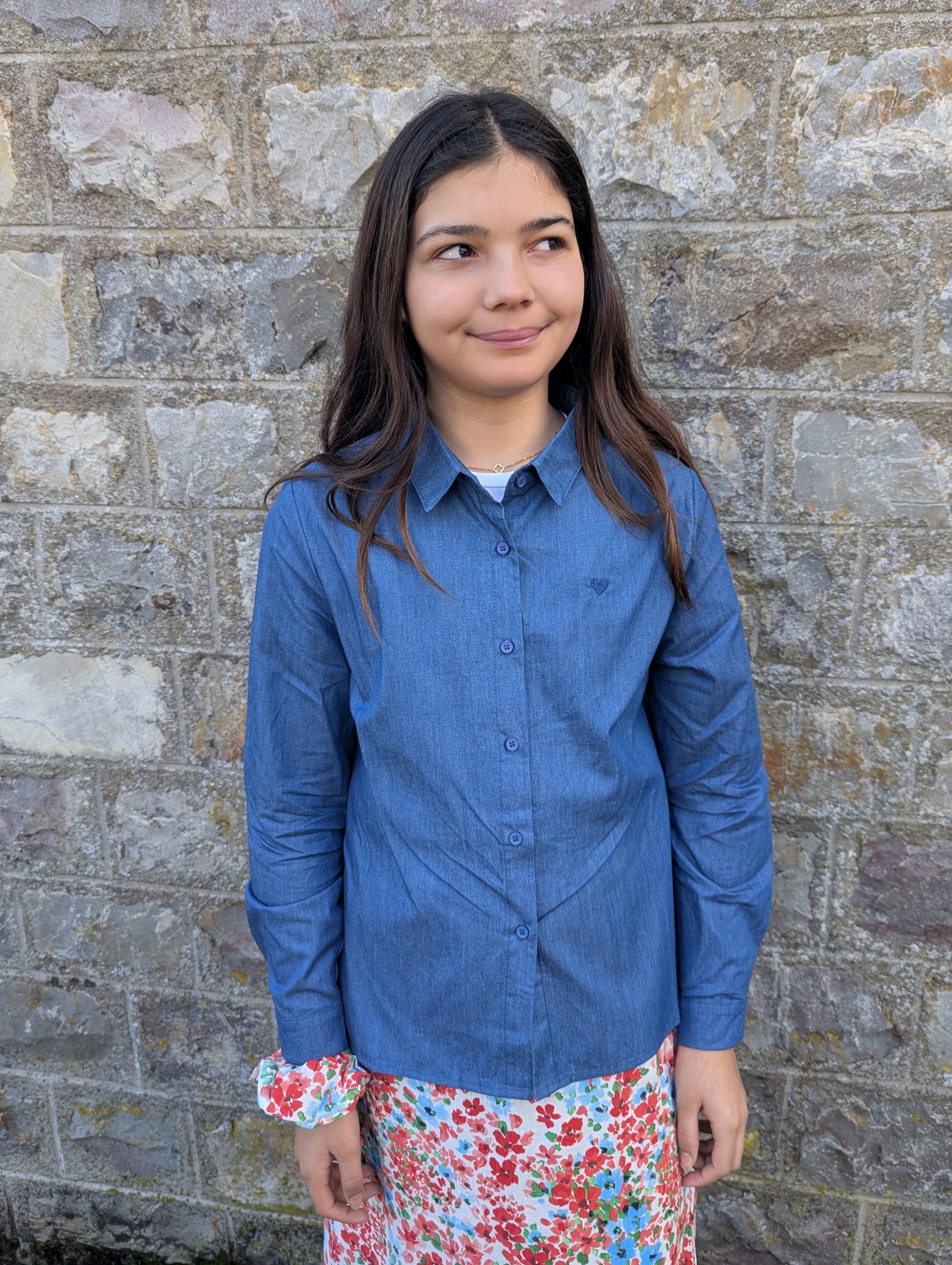 Chemise en jean fille avec coeur bleu brodé poitrine