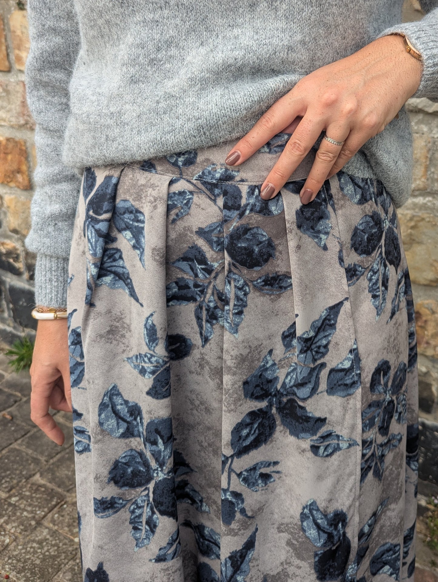 Jupe longue feuilles gris et beige avec fente sur le coté