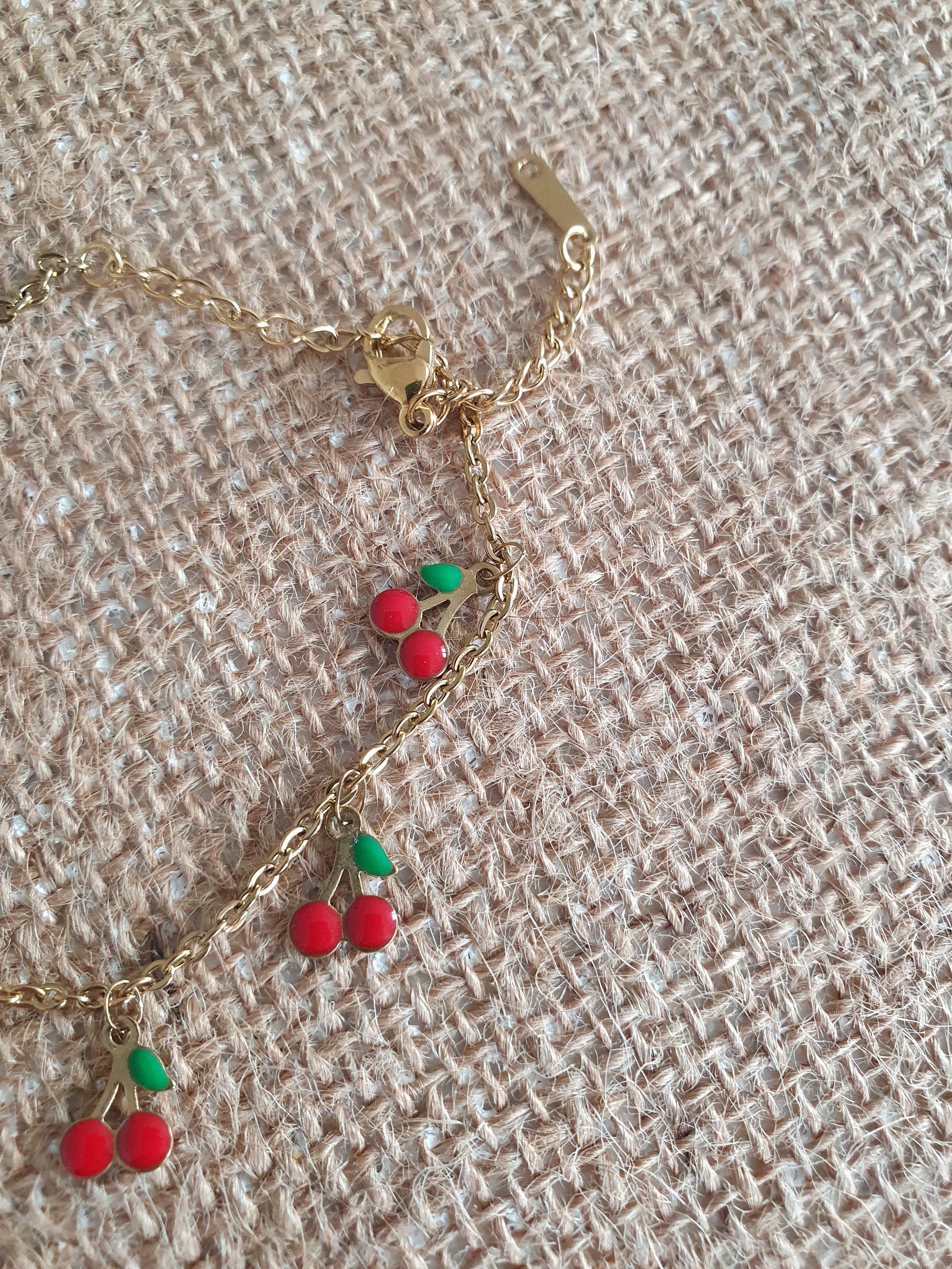 Bracelet fin doré avec breloques cerises rouge et vert femme