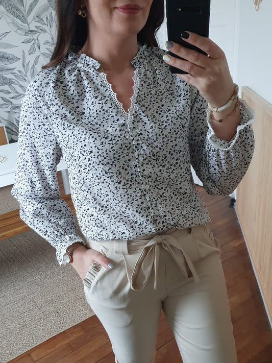 Blouse fleurie blanc et noir fluide avec boutons devant