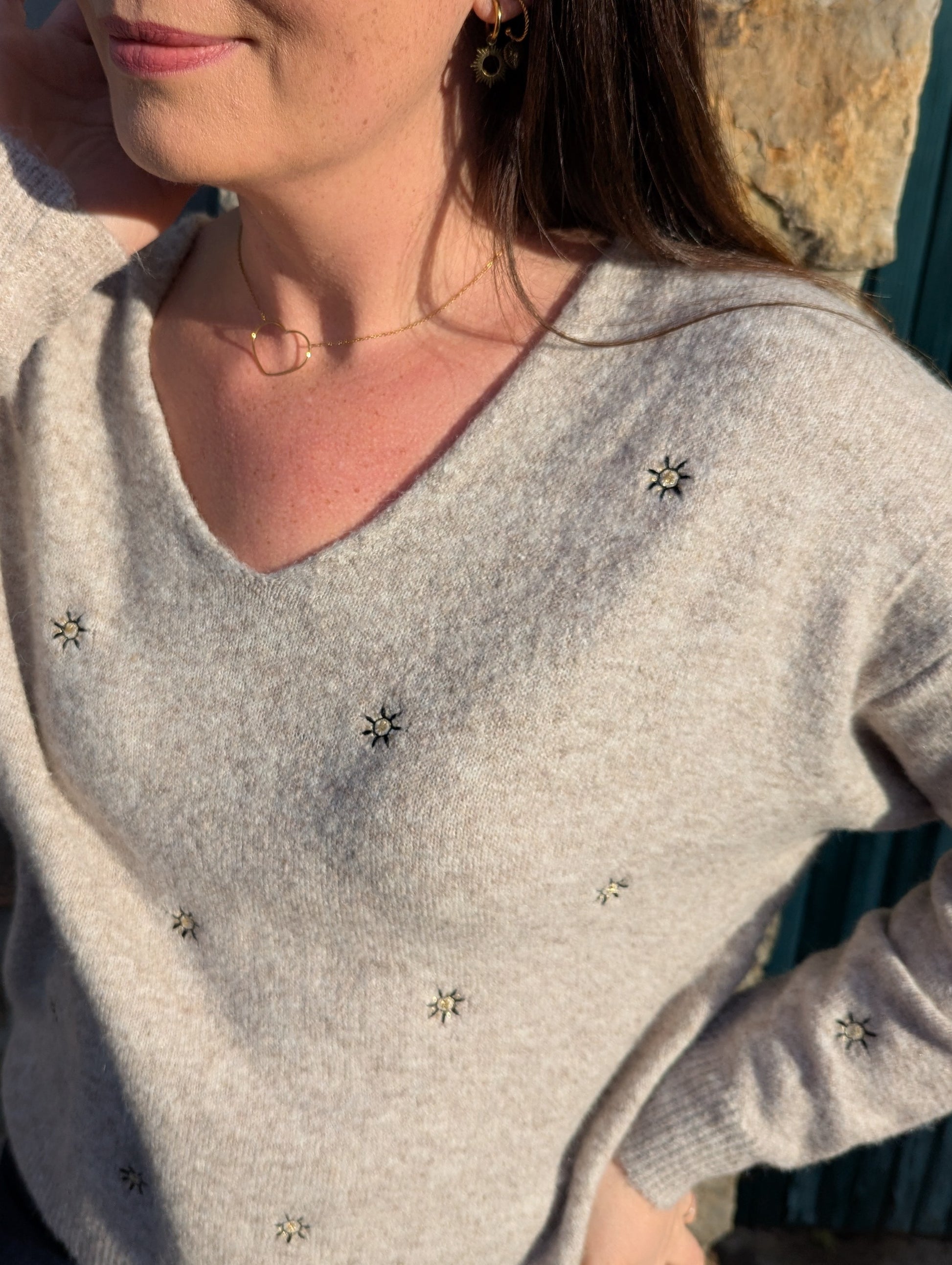 Pull beige taupe soleils col en V femme tout doux