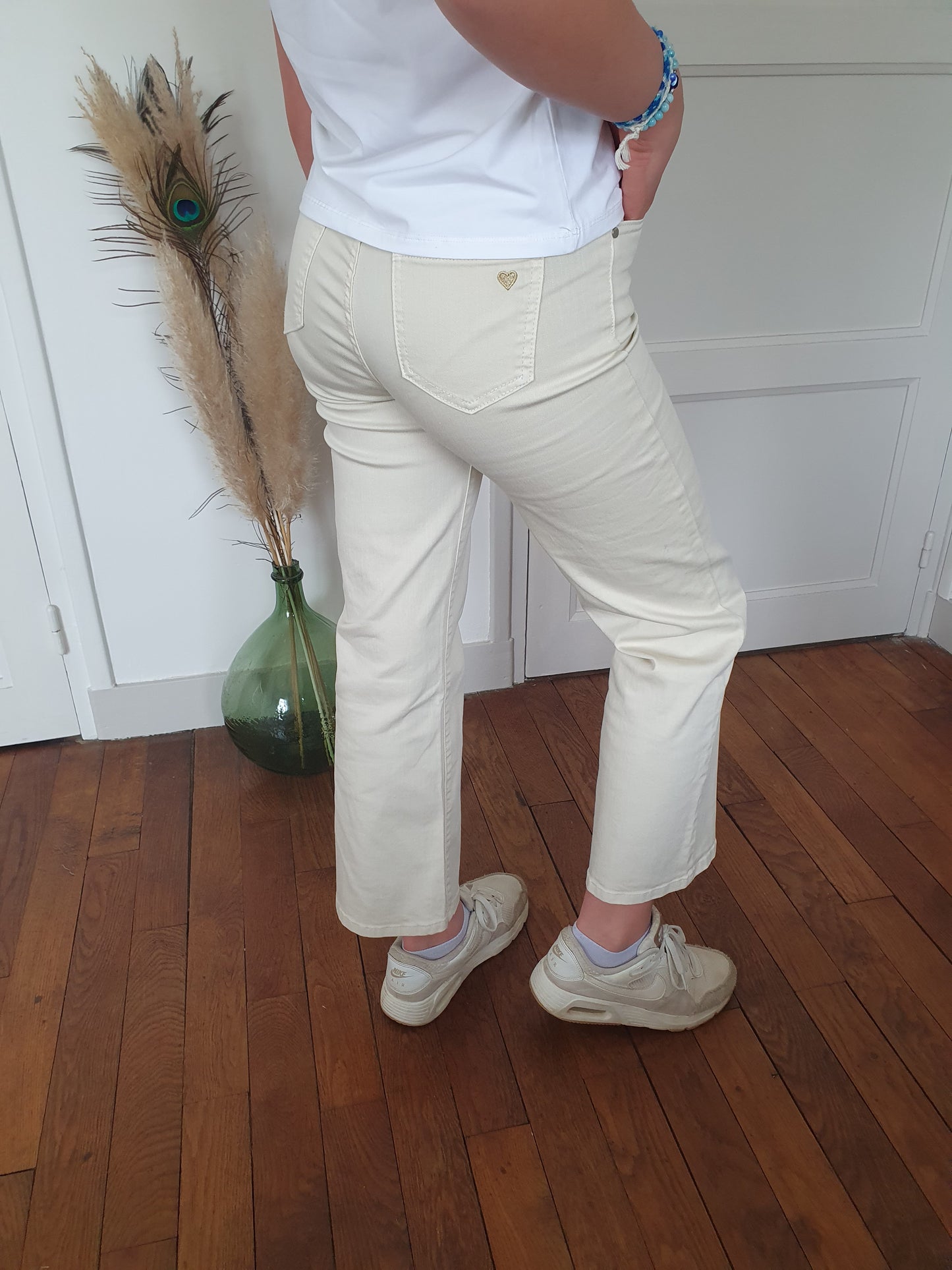 Jean large beige écru avec coeur doré brodé sur poche