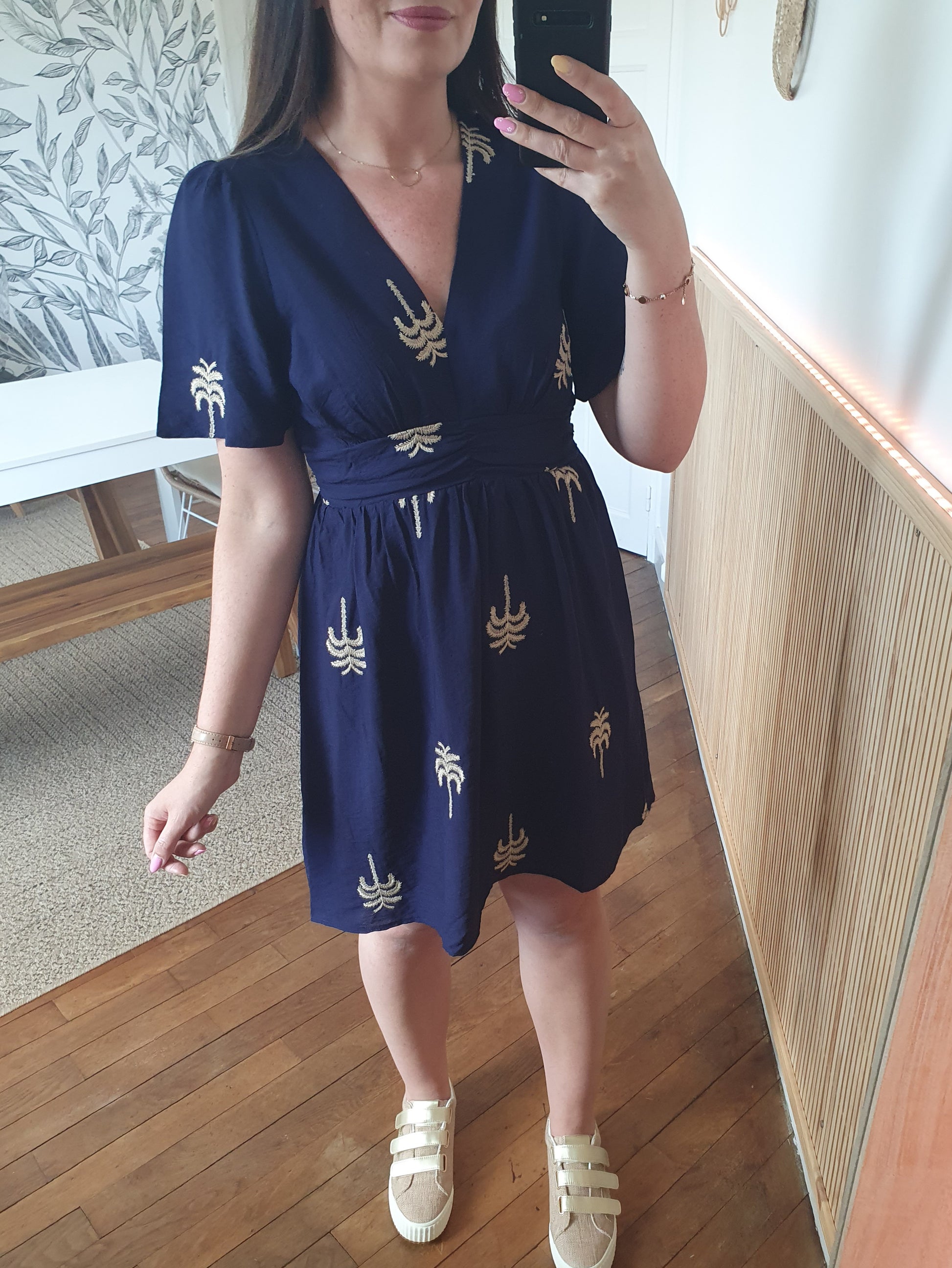 Robe bleu marine avec palmiers beige tendance pour l'été