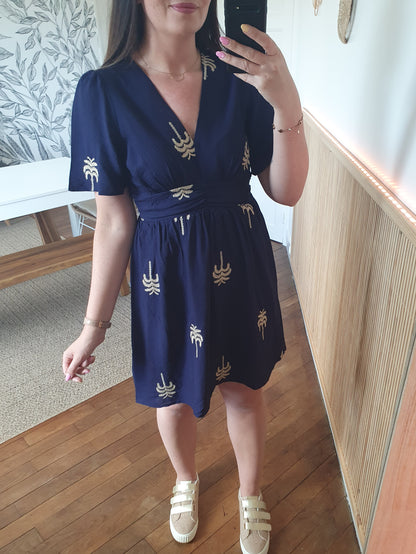 Robe bleu marine avec palmiers beige tendance pour l'été