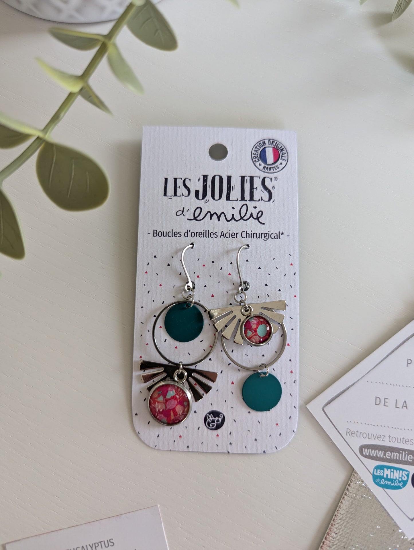 Boucles d'oreilles Isis eucalyptus argenté asymétrique