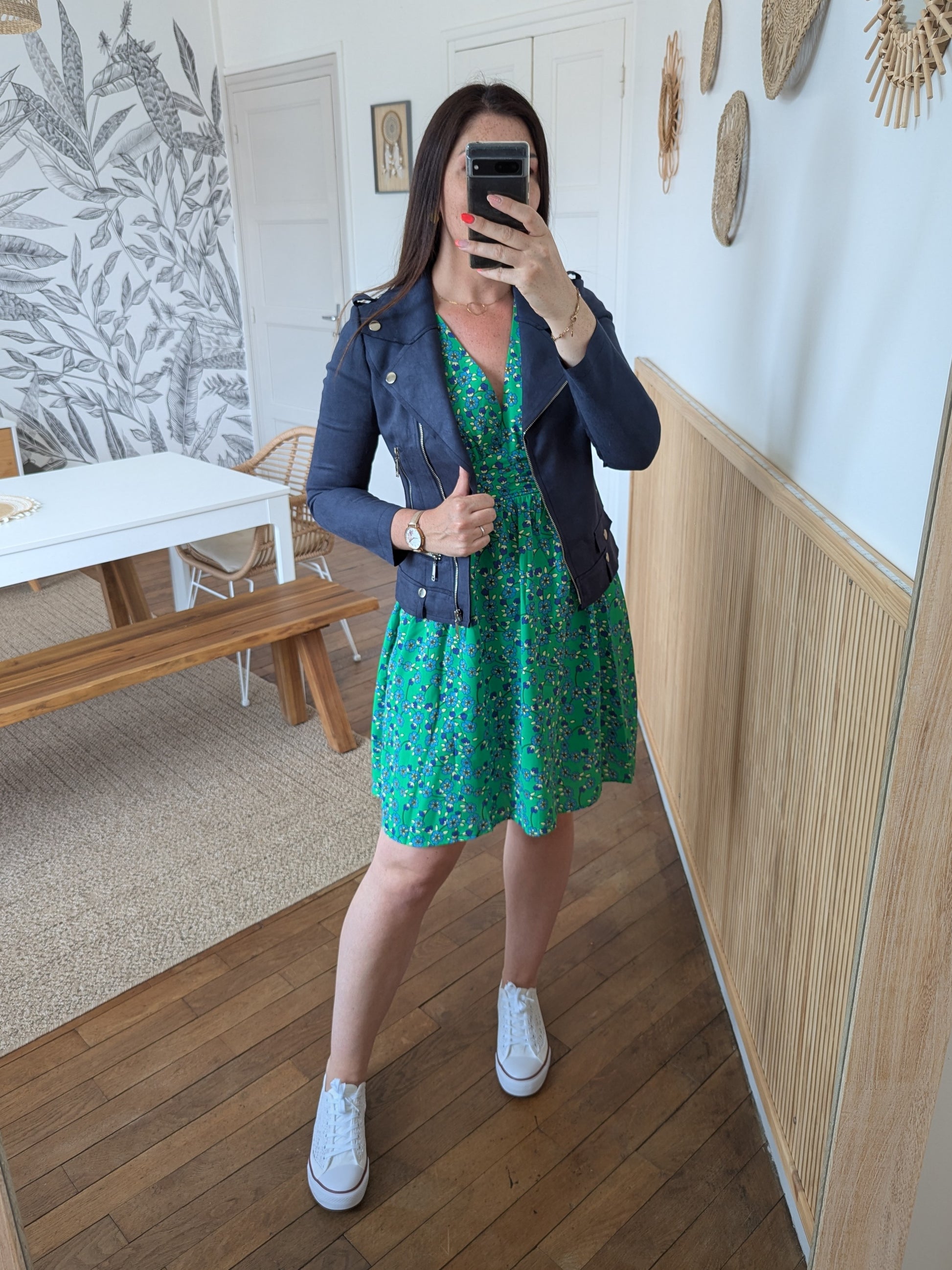 Robe fleurie vert bleu jaune légère et fluide pour l'été