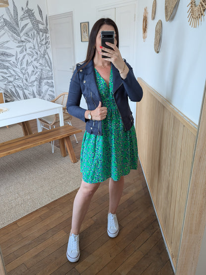 Robe fleurie vert bleu jaune légère et fluide pour l'été