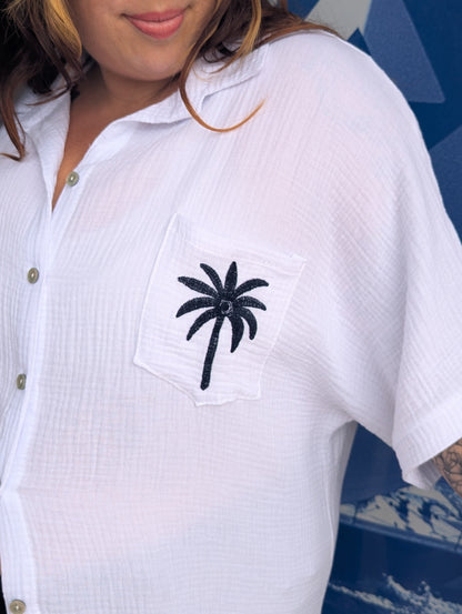 Chemisier gaze de coton blanc avec palmier bleu marine curvy