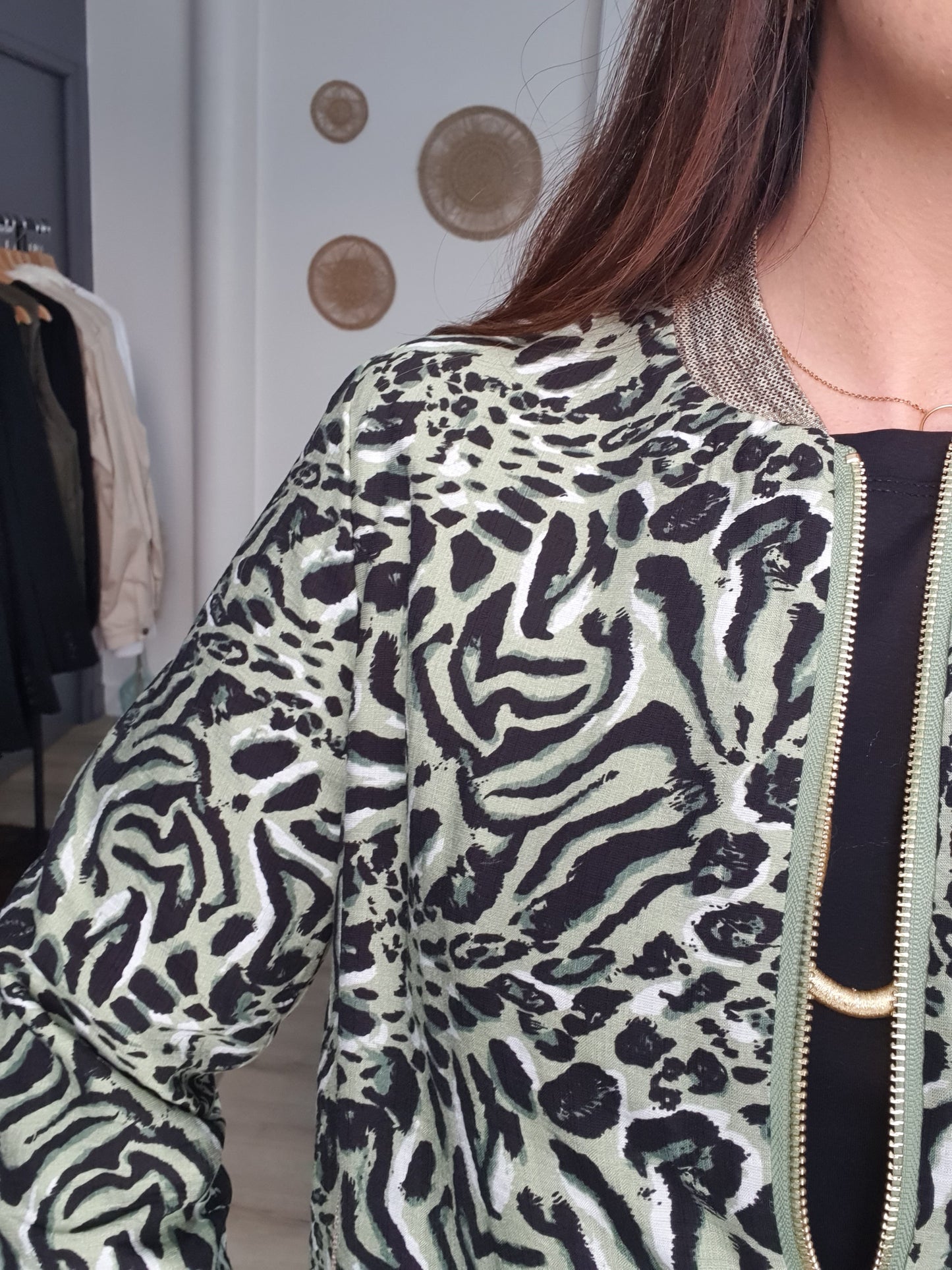 Bomber femme kaki et noir motif panthère détails dorés