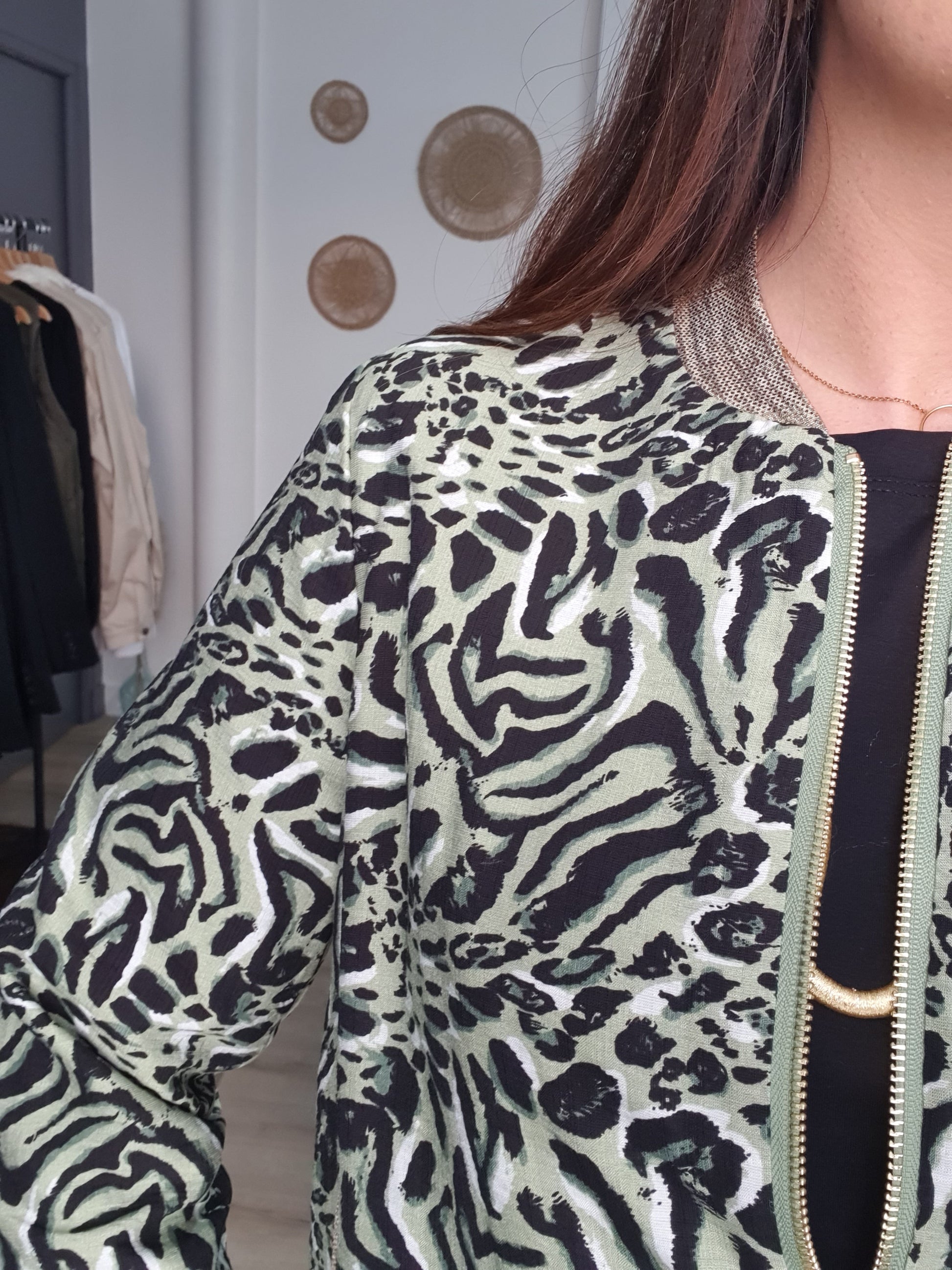 Bomber femme kaki et noir motif panthère détails dorés