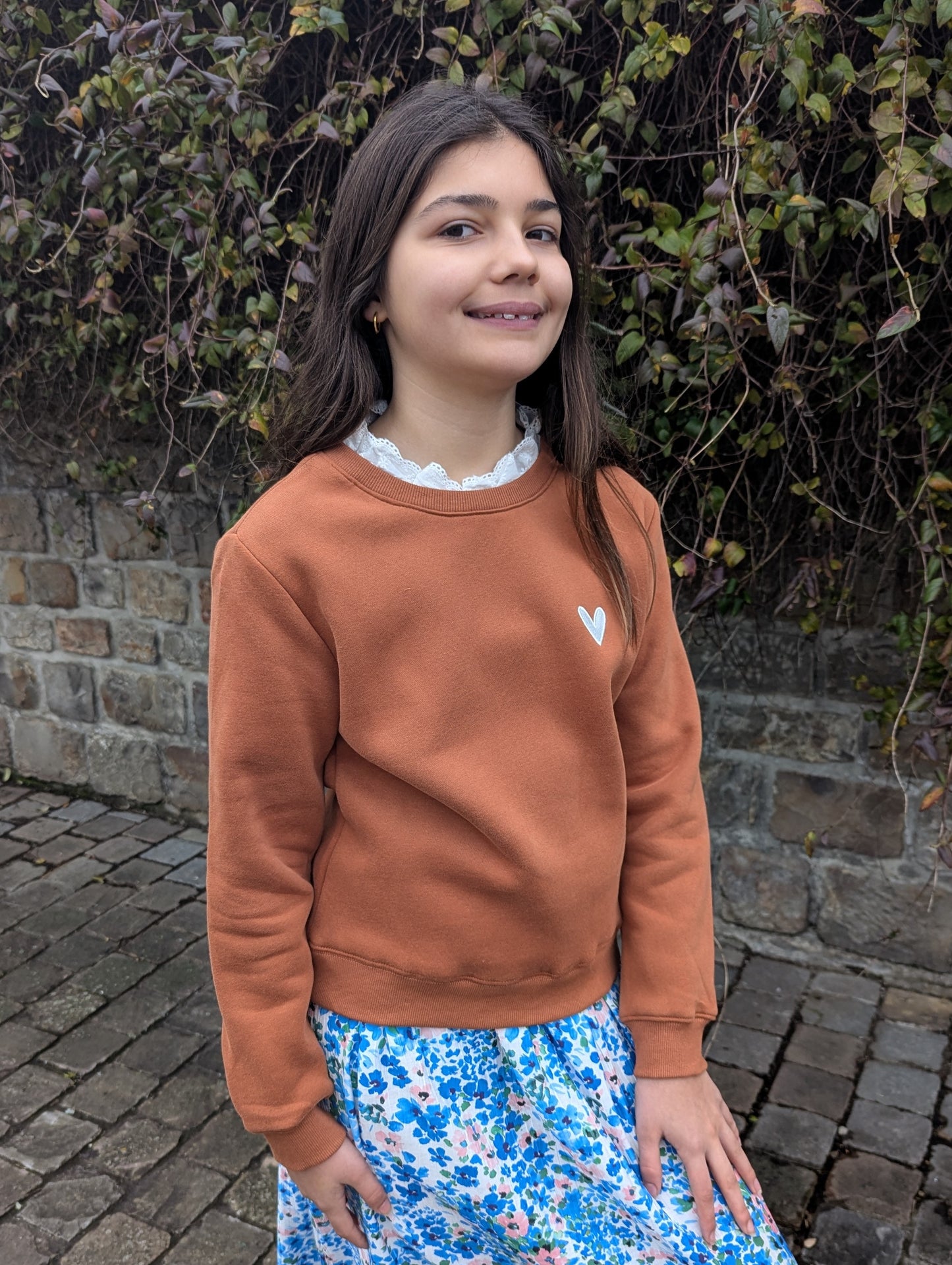 Sweat camel avec col dentelle blanche pour fille